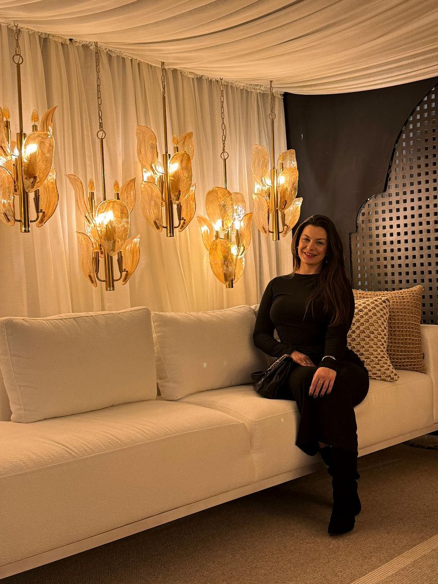Natália acompanhando obra de lançamento à beira-mar